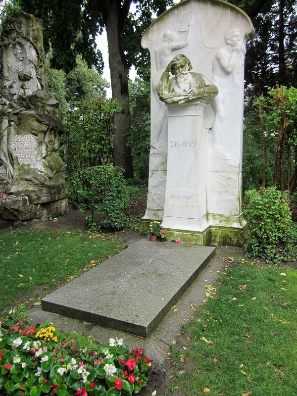 Zentralfriedhof - Brahms' Grave