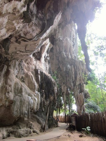 Cavernous path between Railay East and West